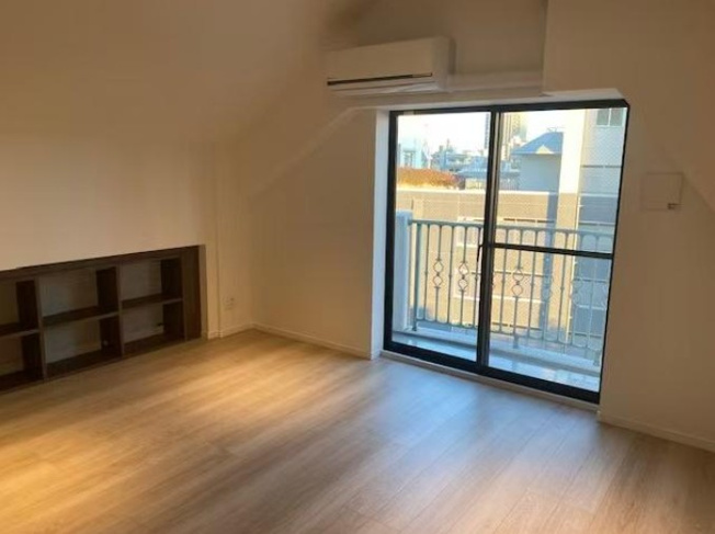 【洋室】 | スカーラ代官山 | バルコニーに面した主寝室（約10.8帖）ウォークインクローゼット付き。