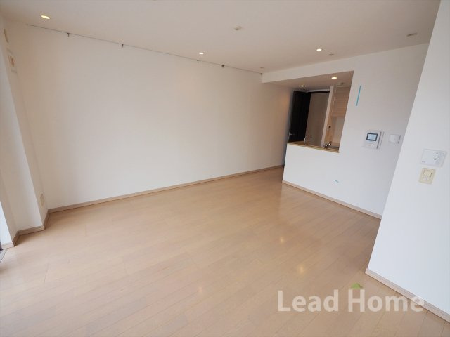 【居間・リビング】 | フォルム代々木公園リベディア | リフォーム前の室内の写真になります。