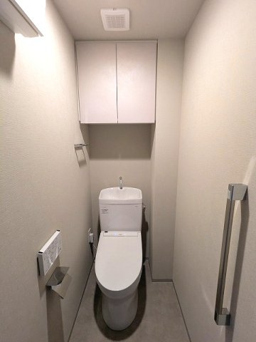 LEFOND PROGRES田原町のトイレ|温水洗浄便座、ペーパーホルダーの上にスマホストレージ付きです