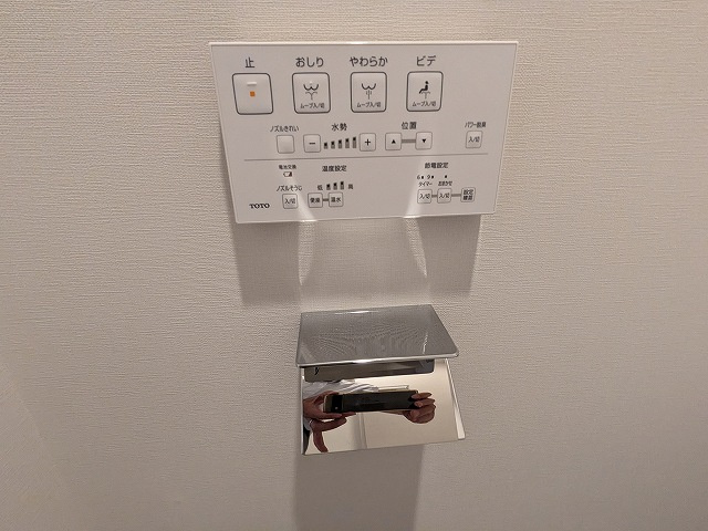 LEFOND PROGRES田原町の設備|トイレのペーパーホルダーの上にスマホストレージ付きです