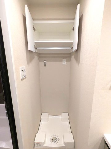 LEFOND PROGRES田原町の設備|排水口のお手入れし易い様に手前中央に配置し、足高の防水パンです、洗濯機置場の上部収納下にハンガーストックパイプ付です