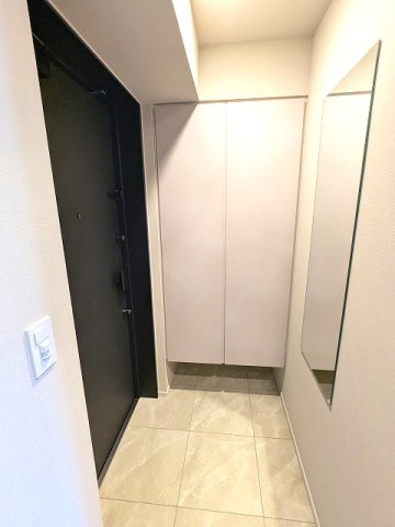 LEFOND PROGRES田原町の設備|ディンプルキーのダブルロックセキュリティ、姿見鏡付、人感センサー付き玄関ライト