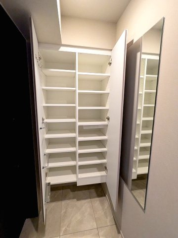 LEFOND PROGRES田原町の設備|収納豊富なトールタイプのシューズBOX、傘ストック付です