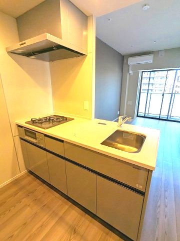 LEFOND PROGRES田原町のキッチン|グリル付ガス3口システムカウンターキッチン、ワイドシンクで料理しやすいです、瀟洒でお手入れ楽なガラストップコンロ