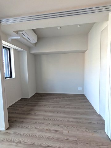 LEFOND PROGRES田原町の設備|4.2帖洋室、バルコニーに面した明るい室内、エアコン・クローゼット