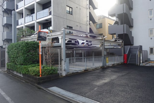 エスティメゾン赤羽の駐車場