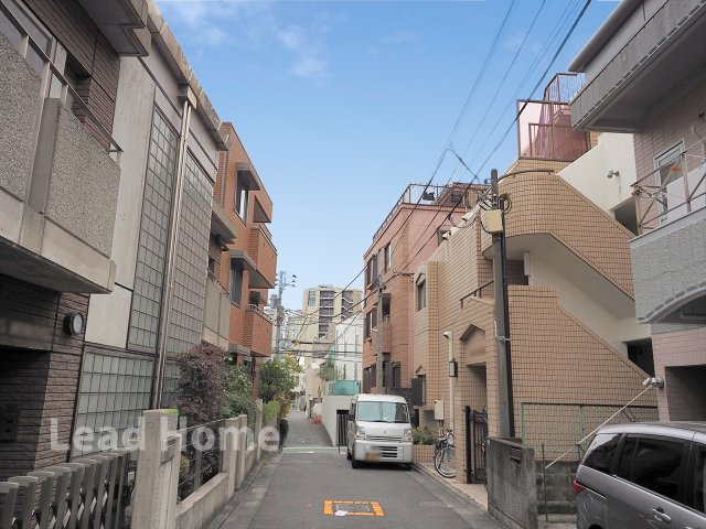 【前面道路含む現地写真】 | 渋谷区広尾3丁目 | 南東側接道で陽当たりが良く、開放的な区画です。