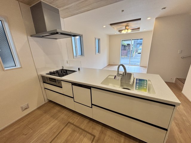 2号棟の扉は木目調ではなく、ホワイト抽象柄です。天板グランフロスティです。