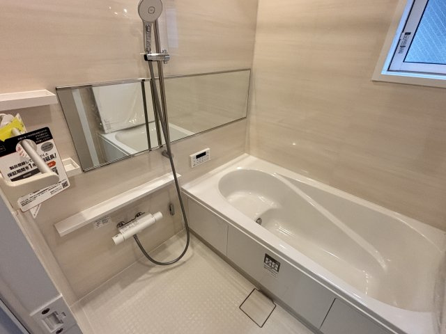 2号棟のバスルームの壁は木目調ではなく、ウッドグレインライトです