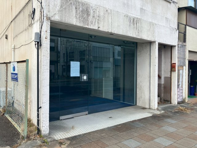 田野ビル一棟のエントランス