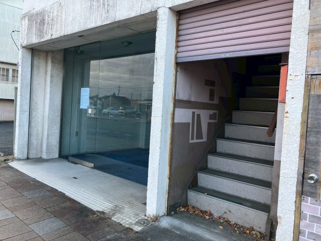 田野ビル一棟のエントランス