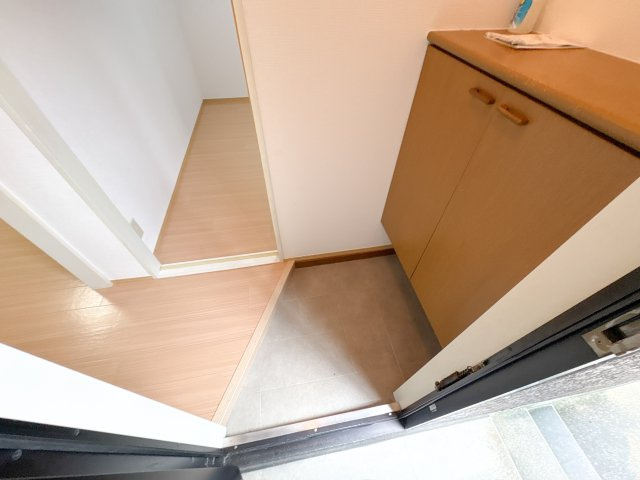 ジョイフル東生駒 B棟の玄関