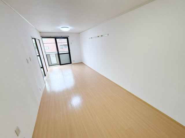 ジョイフル東生駒 B棟の居間・リビング