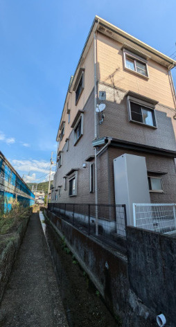 万々の外観|窓を開けても、視線が気になりにくい。この安心感は、住んでから効いてきます