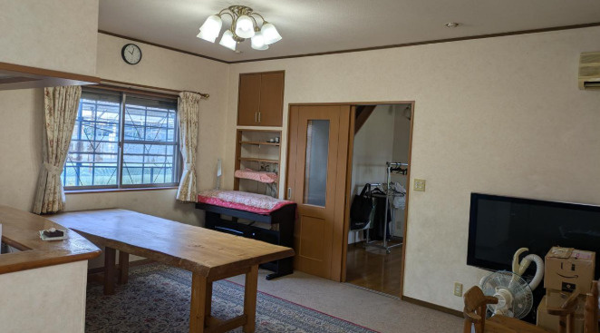 万々の居間・リビング|３階建ての中でも、家族が自然と集まりやすい位置に配置されたリビング