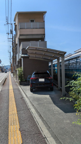 万々の駐車場|雨の日、車から降りる瞬間に『助かる』と思えるカーポート！