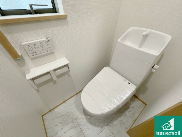 高槻市栄町　新築一戸建てのトイレ|1・2階の2ヶ所にあるので、朝の忙しい時間の順番待ちもなく、深夜の利用にも大変便利です。