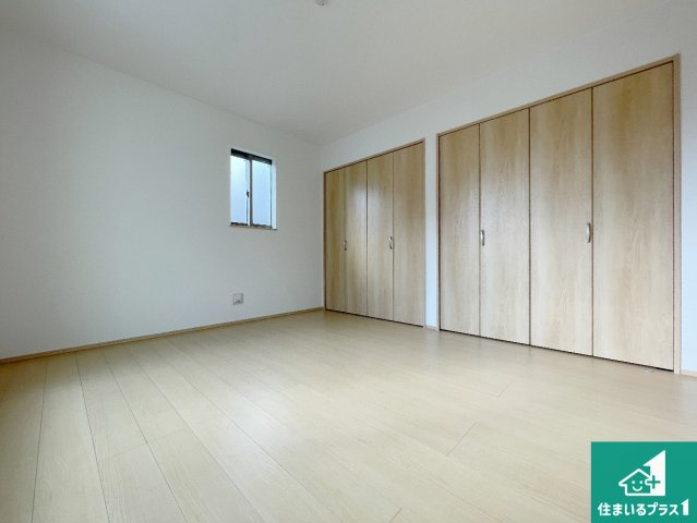 高槻市栄町　新築一戸建ての洋室|シンプルな洋室は、自分好みのインテリアが楽しめます♪ご家族とインテリアや家具を選びに行くのは新築購入時の醍醐味の一つです。ぜひお楽しみください♪