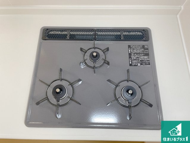 高槻市栄町　新築一戸建ての設備|ダブル高火力Ｓｉセンサー付きコンロ！３口あるので、まとめて料理をする時も大活躍！