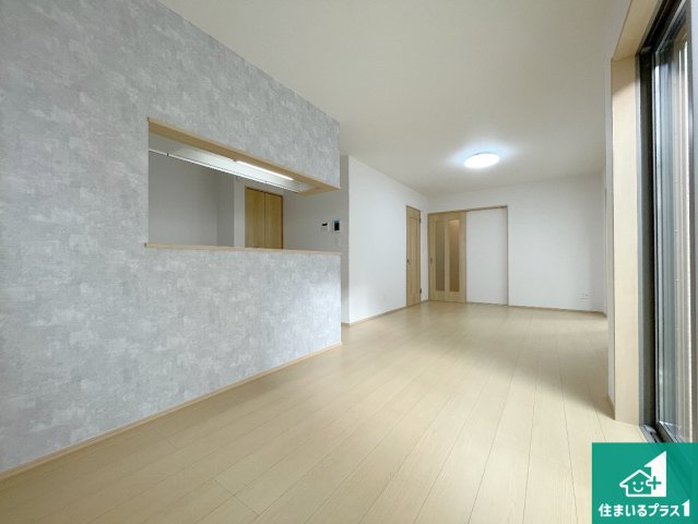 高槻市栄町　新築一戸建ての居間・リビング|シンプルなリビングは、観葉植物等のインテリアを楽しめますね！パパ好みにも、ママ好みにも家具次第で雰囲気を変えることができます！