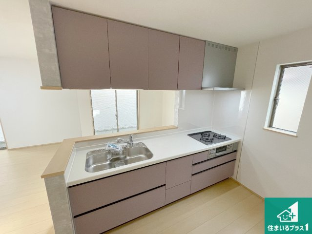 高槻市栄町　新築一戸建てのキッチン|リビングと統一感があり、使い勝手のいいキッチン。広々としているので、二人並んで作業が出来ちゃいます。お子様と一緒に色々なお料理に挑戦できるスペースがあります。