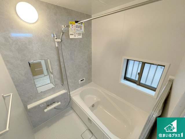 高槻市栄町　新築一戸建ての浴室|足をゆったり伸ばして寛げる浴槽です。窓が設けられていますので差し込む光が明るく穏やかな雰囲気にしてくれます♪浴室乾燥機も設置しているので、雨の日の洗濯物も安心です♪