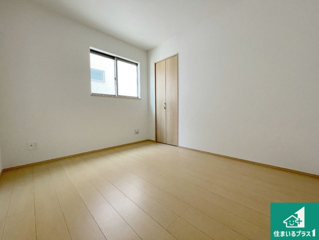 高槻市栄町　新築一戸建ての洋室|寝室は心地よい眠りについてもらいたくて、シンプルかつ開放的な空間な設計にしています！大きな窓から差し込む日が心地いいです♪