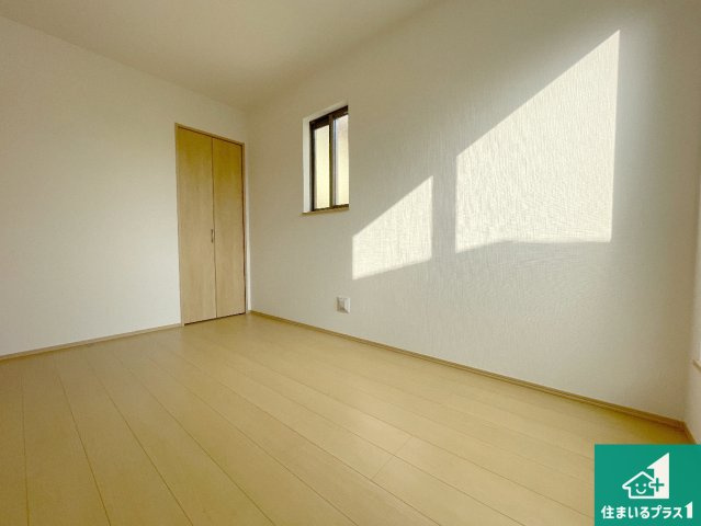 高槻市栄町　新築一戸建ての洋室|収納スペースが充実しているので子供の成長に合わせてたくさん収納ができます！家族構成に合わせた様々な活用ができる収納！