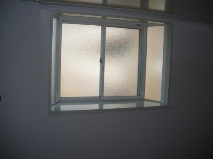 第１８紀州ハイツの寝室|出窓！（同一仕様写真）