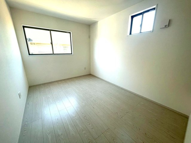 ◆リビング広々２０帖以上の４ＬＤＫ◆並列駐車２台可能◆伏見区向島庚申町２期の洋室|洋室