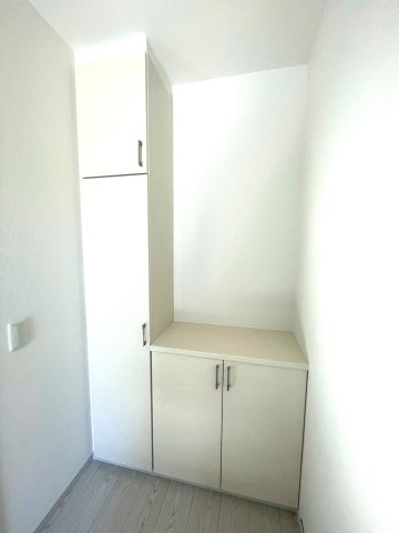 ◆リビング広々２０帖以上の４ＬＤＫ◆並列駐車２台可能◆伏見区向島庚申町２期の玄関|シューズボックス