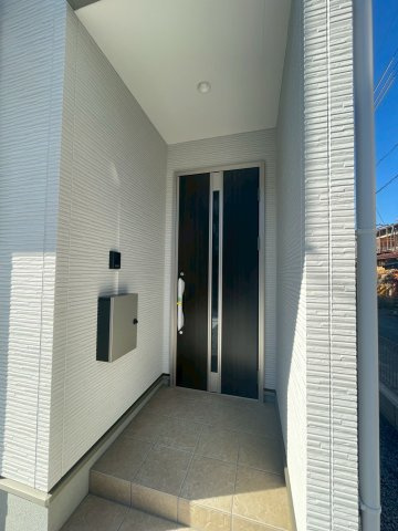 ◆リビング広々２０帖以上の４ＬＤＫ◆並列駐車２台可能◆伏見区向島庚申町２期の玄関|玄関ポーチ