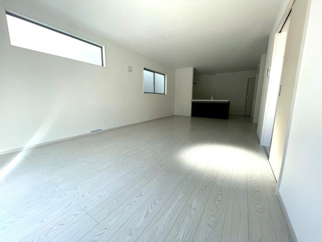 ◆リビング広々２０帖以上の４ＬＤＫ◆並列駐車２台可能◆伏見区向島庚申町２期の居間・リビング|リビング