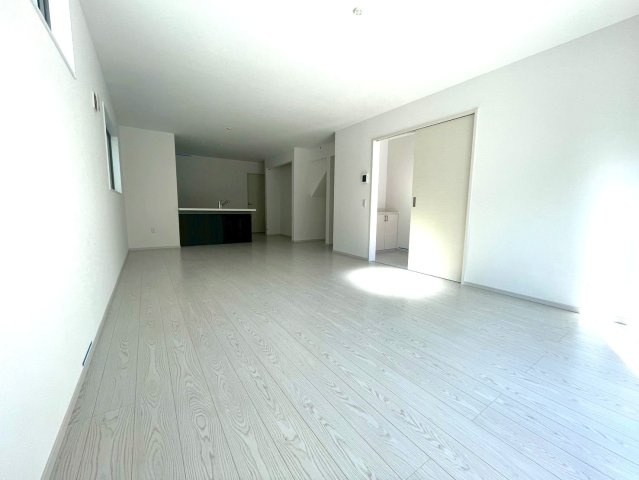 ◆リビング広々２０帖以上の４ＬＤＫ◆並列駐車２台可能◆伏見区向島庚申町２期の居間・リビング|リビング