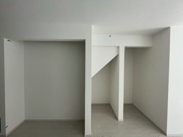 ◆リビング広々２０帖以上の４ＬＤＫ◆並列駐車２台可能◆伏見区向島庚申町２期の居間・リビング|リビング収納