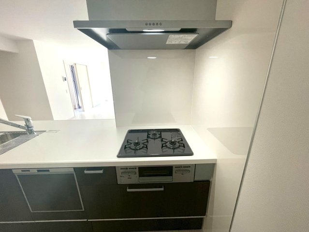 ◆リビング広々２０帖以上の４ＬＤＫ◆並列駐車２台可能◆伏見区向島庚申町２期のキッチン|コンロ