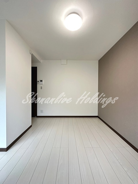 ヒルサイド追浜の寝室|白を基調にした落ち着いた室内