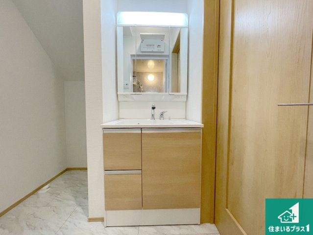 18(土)19(日)現地説明会開催中　高槻市栄町　新築一戸建ての独立洗面台|清潔感のある洗面台です。フラットな鏡は掃除がしやすく毎日清潔！鏡裏には収納があるのでスッキリとした洗面台が保てます。