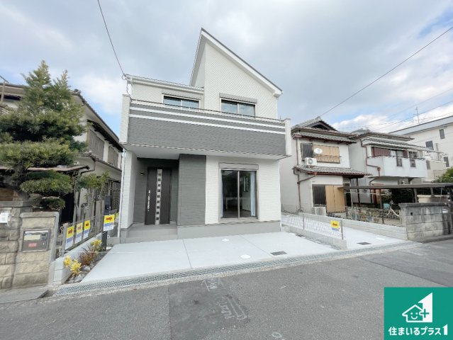 18(土)19(日)現地説明会開催中　高槻市栄町　新築一戸建ての前面道路含む現地写真|周辺は閑静な住宅街！前面道路広々で車の出し入れも便利です。駐車が苦手な方でも安心して車庫入れできます！