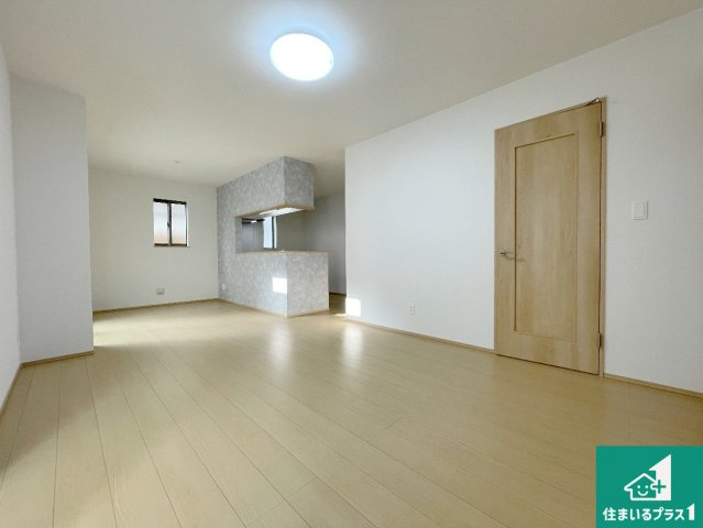 18(土)19(日)現地説明会開催中　高槻市栄町　新築一戸建ての居間・リビング|日当たり良好の明るいリビングで朝の目覚めもスッキリできそう！対面キッチンでご家族のコミュニケーションも自然と増える設計！小さなお子様が遊ぶスペースを作っても広々とくつろげるLDK！