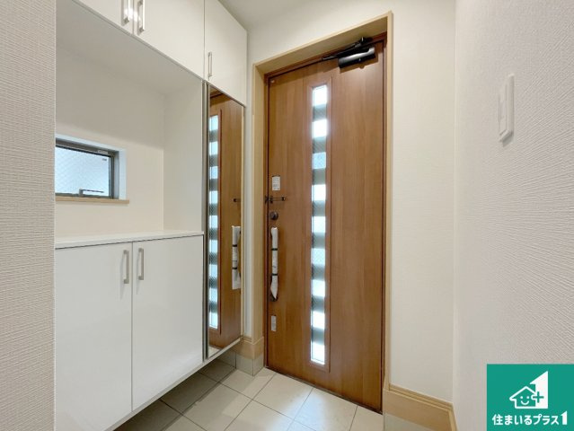 18(土)19(日)現地説明会開催中　高槻市栄町　新築一戸建ての玄関|シューズボックスにはたくさんの靴が収納できるので玄関周りはいつもスッキリ！ご家族が増えても安心！