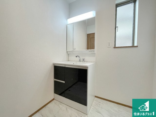 高槻市栄町　新築一戸建ての独立洗面台|清潔感のある洗面台です。フラットな鏡は掃除がしやすく毎日清潔！鏡裏には収納があるのでスッキリとした洗面台が保てます。