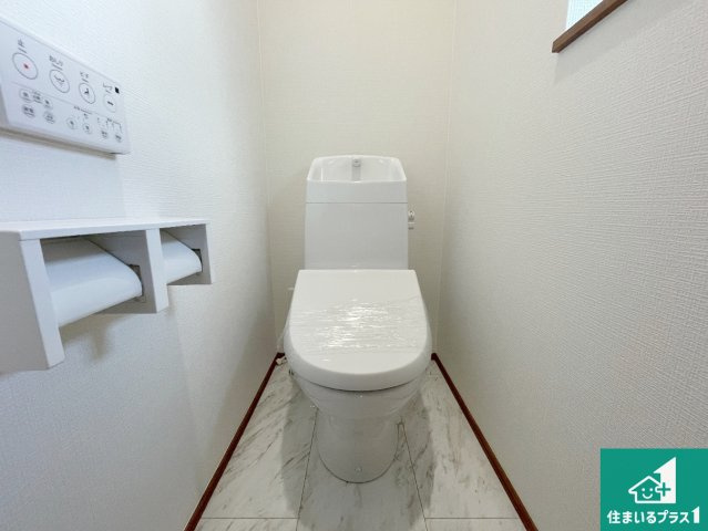 高槻市栄町　新築一戸建てのトイレ|1・2階の2ヶ所にあるので、朝の忙しい時間の順番待ちもなく、深夜の利用にも大変便利です。