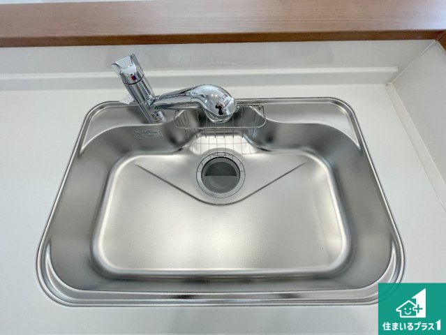 高槻市栄町　新築一戸建ての設備|蛇口の先端に浄水器を内蔵しています！原水と浄水、お湯と冷水、シャワーの切替えがワンタッチなので用途によって使い分けられます。