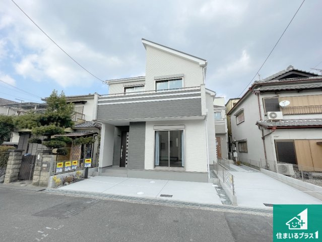 高槻市栄町　新築一戸建ての前面道路含む現地写真|周辺は閑静な住宅街！前面道路広々で車の出し入れも便利です。駐車が苦手な方でも安心して車庫入れできます！