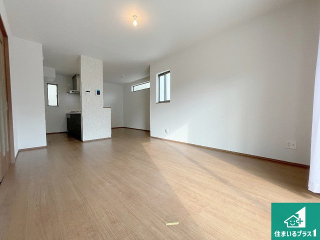 高槻市栄町　新築一戸建ての居間・リビング|日当たり良好の明るいリビングで朝の目覚めもスッキリできそう！対面キッチンでご家族のコミュニケーションも自然と増える設計！小さなお子様が遊ぶスペースを作っても広々とくつろげるLDK！