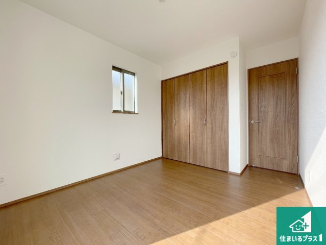 高槻市栄町　新築一戸建ての洋室|シンプルな洋室は、自分好みのインテリアが楽しめます♪ご家族とインテリアや家具を選びに行くのは新築購入時の醍醐味の一つです。ぜひお楽しみください♪