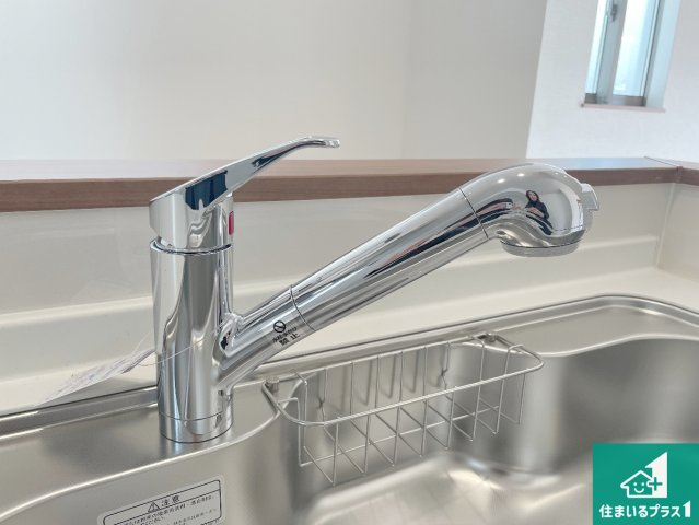 高槻市栄町　新築一戸建ての設備|浄水器を内蔵！炊飯時、お茶を作る時に安心してお水を使えます！お湯と冷水、浄水と原水、シャワーの切替えもワンタッチです！