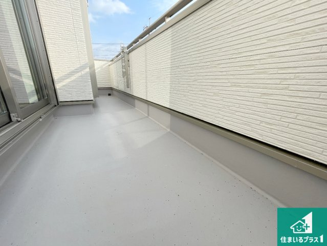 高槻市栄町　新築一戸建てのバルコニー|ワイドバルコニーは洗濯物を干すスペースが広いのでご家族が多くても安心！