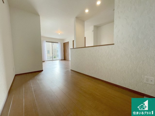 高槻市栄町　新築一戸建ての居間・リビング|子供を見守りながらお料理が出来るため家族のコミュニケーションか増えます♪スペースが広く確保されている為お子様が大きくなったときは一緒に料理を楽しめます♪